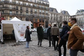Người dân xếp hàng chờ lấy mẫu xét nghiệm COVID-19 tại Paris, Pháp. (Ảnh: THX/TTXVN)