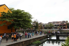 Khách tham quan phố cổ Hội An tăng trở lại sau nhiều ngày sụt giảm do lo ngại dịch COVID-19. (Ảnh: Đoàn Hữu Trung/TTXVN)