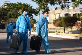 Các công nhân từ Hàn Quốc về nước tại khu cách ly của Bộ Chỉ huy quân sự thành phố Đà Nẵng. (Ảnh: Văn Dũng/TTXVN)