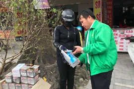 Người dân đổ xô mua khẩu trang với giá 200.000 đồng/hôp/50 cái. (Ảnh: Trịnh Duy Hưng/TTXVN)