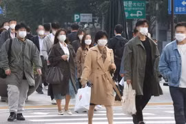 Người dân di chuyển trên đường phố tại Seoul, Hàn Quốc. (Ảnh: Yonhap/TTXVN)