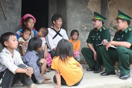 Bộ đội biên phòng Lai Châu tuyên truyền, phổ biến, giáo dục pháp luật tới người dân xã biên giới Dào San, huyện Phong Thổ. (Ảnh: Nguyễn Công Hải/TTXVN)