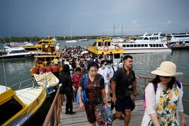 Khách du lịch tại Denpasar thuộc đảo Bali, Indonesia ngày 26/1/2020. (Ảnh: AFP/TTXVN)
