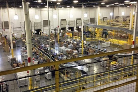 Một trung tâm xử lý hàng hóa của Amazon. (Nguồn: AP)