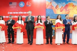 Cắt băng khai trương Không gian Hoa Kỳ tại Đại học Thái Nguyên. (Ảnh: Trần Trang/TTXVN)