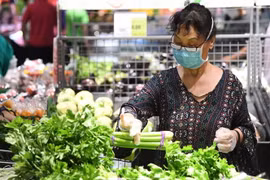 Người dân mua thực phẩm tại siêu thị ở Trung Quốc. (Ảnh: THX/TTXVN)