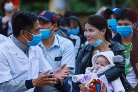 Các bác sỹ, cán bộ y tế tỉnh Hòa Bình ân cần thăm hỏi sức khỏe hai bà cháu Chị Nguyễn Thị Oanh (là công dân tình nguyện vào chăm sóc cho cháu nội 4 tháng tuổi Lưu Hà My được bố mẹ gửi về từ Hàn Quốc) trong ngày chia tay, trao giấy chứng nhận hoàn thành th