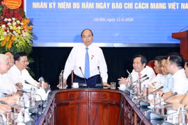 Thủ tướng Nguyễn Xuân Phúc phát biểu khi đến thăm, chúc mừng Báo Nhân Dân nhân dịp kỷ niệm 95 năm Ngày Báo chí Cách mạng Việt Nam. (Ảnh: Thống Nhất/TTXVN)
