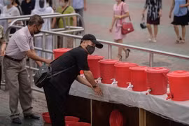 Người dân rửa tay phía ngoài một nhà ga ở Bình Nhưỡng, Triều Tiên trong nỗ lực chống dịch COVID-19. (Ảnh: AFP/TTXVN)