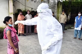 Nhân viên y tế lấy mẫu xét nghiệm COVID-19 tại Guwahati, Ấn Độ. (Ảnh: THX/TTXVN)