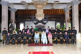 Quốc vương Malaysia Sultan Abdullah Sultan Ahmad Shah (giữa, trái), Hoàng hậu Tunku Azizah Aminah Maimunah Iskandariah (giữa, phải) và Thủ tướng Muhyiddin Yassin (thứ 5, trái, hàng trước) cùng các thành viên nội các mới chụp ảnh chung.