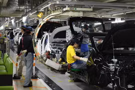 Công nhân làm việc tại nhà máy sản xuất ôtô ở thành phố Toyota, tỉnh Aichi, Nhật Bản. (Ảnh: AFP/TTXVN)