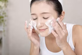 Cách chăm sóc và chọn sữa rửa mặt phù hợp nhất cho làn da mụn