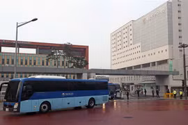 Xe buýt chở các tù nhân nhiễm COVID-19 tại nhà tù Dongbu, Đông Nam thủ đô Seoul, Hàn Quốc tới cơ sở y tế để điều trị ngày 28/12/2020. (Ảnh: Yonhap/TTXVN)