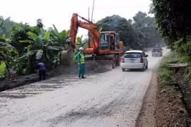Sửa chữa, nâng cấp Quốc lộ 37 tại Tuyên Quang. (Ảnh: Quang Đán/TTXVN)