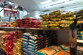 Gạo được bày bán với mẫu mã đa dạng trong các siêu thị tại thủ đô Bangkok. (Ảnh: Ngọc Quang/TTXVN)