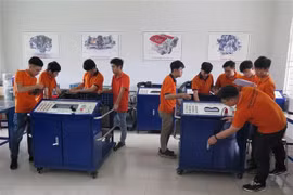 Sinh viên Khoa cơ, điện, điện tử nghiên cứu mô hình động cơ xe ôtô hiện đại. (Ảnh: Minh Hưng/TTXVN)