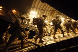 Các binh sỹ Mỹ đi lên một chiếc máy bay C-17 tại sân bay quốc tế Baghdad, Iraq. (Nguồn: AP)