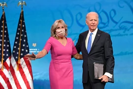 Tổng thống đắc cử Mỹ Joe Biden (phải) cùng phu nhân sau khi kết quả bầu cử Tổng thống và Phó Tổng thống Mỹ do các đại cử tri bỏ phiếu được công bố, tại Wilmington, Delaware ngày 14/12/2020. (Ảnh: AFP/TTXVN)