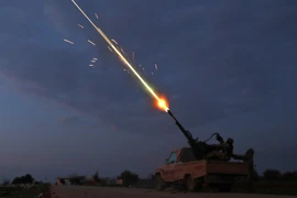 Các tay súng nổi dậy Syria do Thổ Nhĩ Kỳ hậu thuẫn nã súng phòng không nhằm vào các lực lượng Chính phủ Syria tại thị trấn Sarmin, thuộc tỉnh Idlib ngày 24/2/2020. (Ảnh: AFP/TTXVN)