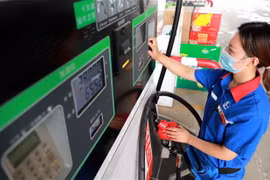 Nhân viên bơm xăng cho phương tiện tại một trạm xăng ở Hà Bắc, Trung Quốc. (Ảnh: THX/TTXVN)