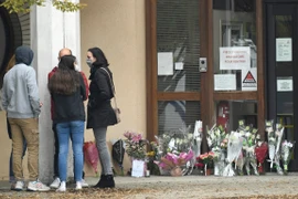 Đặt hoa tại trường trung học ở Conflans Saint-Honorine, sau vụ một giáo viên của trường bị sát hại ngày 17/10/2020. (Ảnh: AFP/TTXVN)