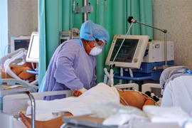 Điều trị cho bệnh nhân COVID-19 tại bệnh viện ở Toluca, Mexico, ngày 9/4/2020. (Ảnh: AFP/TTXVN)