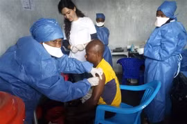 Tiêm chủng vắcxin phòng Ebola tại Goma, Cộng hòa Dân chủ Congo. (Ảnh: AFP/TTXVN)