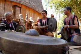 Anh Rơ Châm Van (ngồi giữa), 31 tuổi, dân tộc Jrai, sống tại làng Bồ 1, xã Ia Yok, huyện Ia Grai (Gia Lai) đam mê chỉnh chiêng từ bé. (Ảnh: Hồng Điệp/TTXVN)