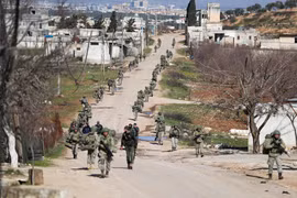 Binh sỹ Thổ Nhĩ Kỳ được triển khai tại làng Qaminas, cách thành phố Idlib của Syria 6km về phía đông nam. (Ảnh: AFP/ TTXVN)