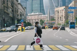 Người dân đeo khẩu trang phòng lây nhiễm COVID-19 tại Moskva, Nga. (Ảnh: THX/TTXVN)