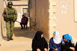 Cảnh sát quân sự Nga tuần tra đảm bảo an toàn cho cuộc sống người dân tị nạn Syria. (Ảnh: Trần Hiếu/TTXVN)