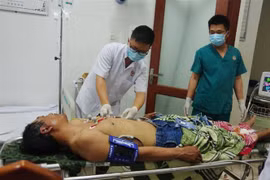 ác y bác sỹ đảo Trường Sa khẩn trương cấp cứu cho bệnh nhân. (Ảnh: TTXVN)