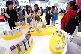 Du khách thăm quan triển lãm hàng nhập khẩu quốc tế Trung Quốc ở Thượng Hải. (Ảnh: THX/TTXVN)