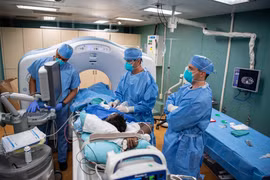 Bệnh nhân nhiễm COVID-19 điều trị tại tàu bệnh viện ở Los Angeles, Mỹ, ngày 18/4/2020. (Ảnh: AFP/TTXVN)