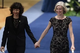 Hai nhà hóa học Emmanuelle Charpentier (trái) và Jennifer Anne Doudna (phải). (Ảnh: AFP/TTXVN)