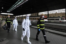 Lực lượng khẩn cấp của quân đội Tây Ban Nha tiến hành khử trùng phòng dịch COVID-19 tại nhà ga phía Bắc ở Valencia, ngày 16/3/2020. (Ảnh: AFP/TTXVN)