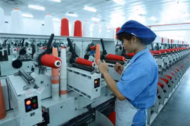 Dây chuyền sản xuất sợi tại Công ty TNHH Dệt nhuộm Jasan Việt Nam có vốn đầu tư của Trung Quốc tại Khu Công nghiệp Phố nối B, Hưng Yên. (Ảnh: Phạm Kiên/TTXVN)