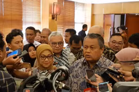 Thống đốc Ngân hàng Indonesia Perry Warjiyo nói chuyện với báo chí ở Jakarta. (Nguồn: thejakartapost.com)