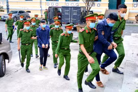 Các bị cáo được dẫn giải tới phiên tòa ngày 19/11/2020. (Ảnh: Thành Chung/TTXVN)