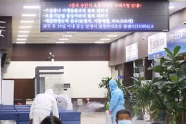 Khử trùng nhằm phòng ngừa dịch bệnh viêm phổi do virus corona mới. (Nguồn: Yonhap)
