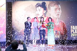 Trung vệ Chương Thị Kiều nhận giải Nhất Giải thưởng Fair Play 2019. (Ảnh: Tiến Lực/TTXVN)