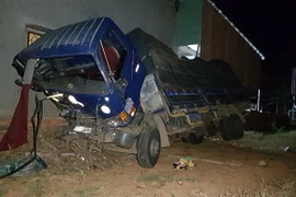 Xe tải lao vào nhà dân, 3 người bị thương, 8 người may mắn thoát chết