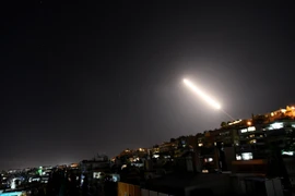 Tên lửa phòng không Syria trên bầu trời thủ đô Damascus ngày 20/7/2020. (Ảnh: THX/TTXVN)