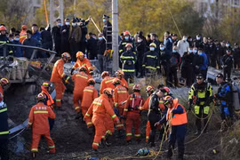 Lực lượng cứu hộ làm nhiệm vụ tại hiện trường vụ sập cầu ở thành phố Thiên Tân, Trung Quốc ngày 1/11/2020. (Ảnh: THX/TTXVN)