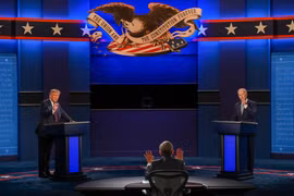 Đương kim Tổng thống Mỹ Donald Trump (trái) và ứng cử viên Tổng thống đảng Dân chủ Joe Biden (phải) tại vòng tranh luận trực tiếp đầu tiên ở thành phố Cleveland, bang Ohio sáng 30/9. (Ảnh: AFP/TTXVN)