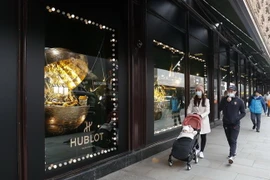 Người dân đeo khẩu trang phòng lây nhiễm COVID-19 tại London, Anh. (Ảnh: THX/TTXVN)