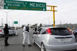 Cảnh sát gác tại một chốt kiểm soát ở Ciudad Juarez, bang Chihuahua, Mexico. (Ảnh: AFP/TTXVN)