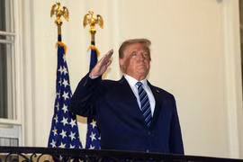 Tổng thống Mỹ Donald Trump trở lại Nhà Trắng sau 4 ngày được điều trị tại Trung tâm quân y quốc gia Walter Reed ở Bethesda, bang Maryland do mắc COVID-19, ngày 5/10/2020. (Ảnh: AFP/TTXVN)
