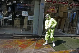 Phun thuốc khử trùng nhằm ngăn ngừa sự lây lan của dịch bệnh COVID-19 tại Tehran, Iran ngày 5/3/2020. (Ảnh: AFP/TTXVN)
